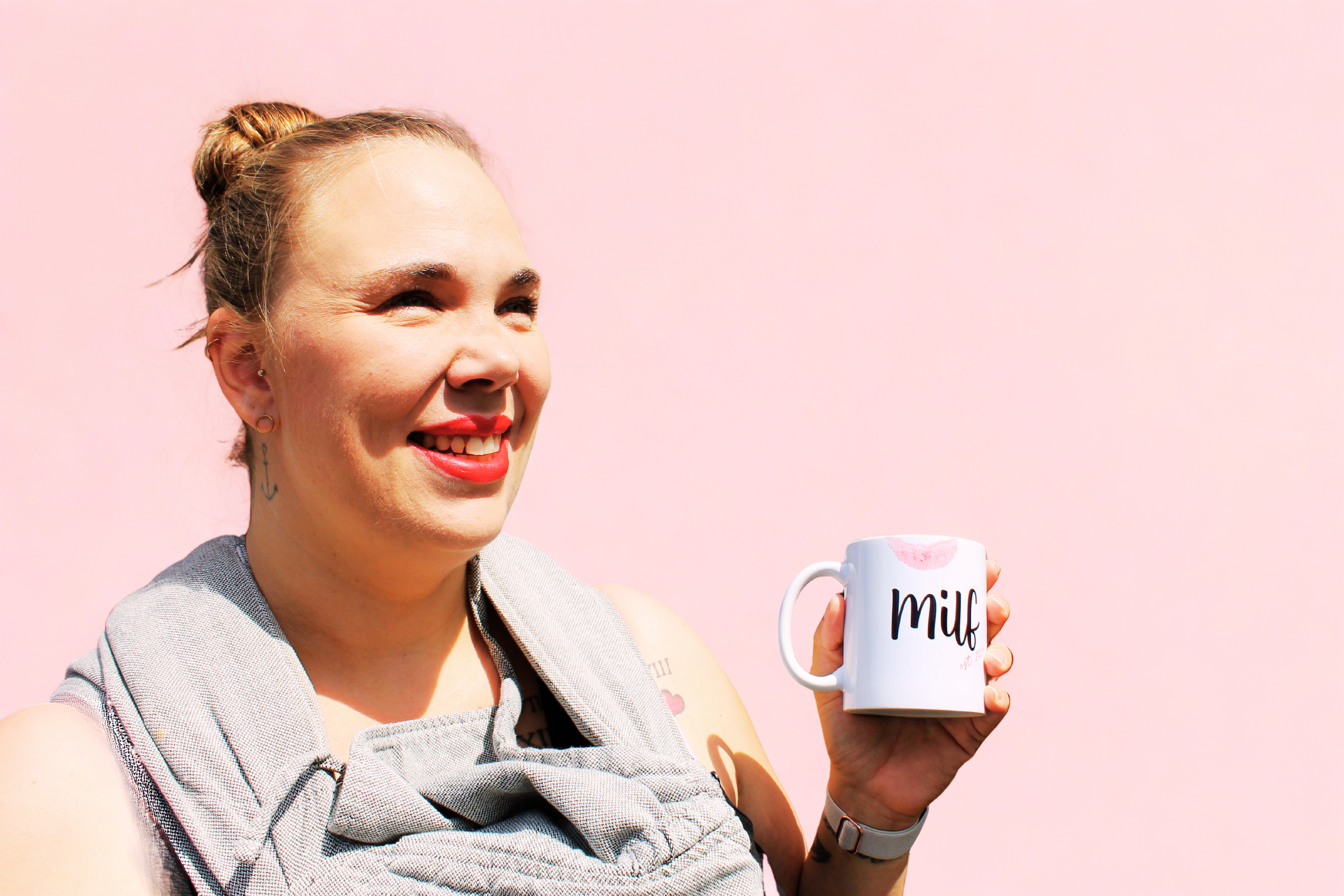 Lisa mit einer Tasse Kaffee – entspannt und nahbar